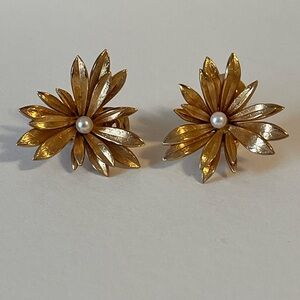 007 Vintage Grosse © 1962 Gold-Plated Flower Earrings with Pearl Centers